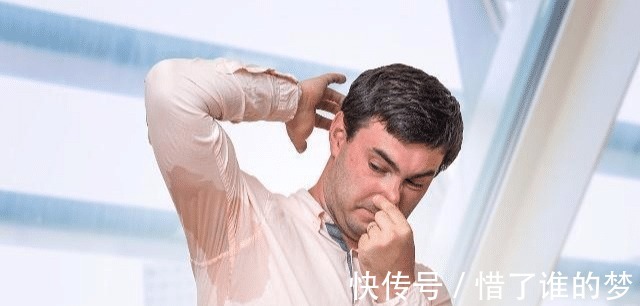 排出体外|肾不好的人,身体可能有“1黑2臭”,若你全没有,恭喜肾还不错!