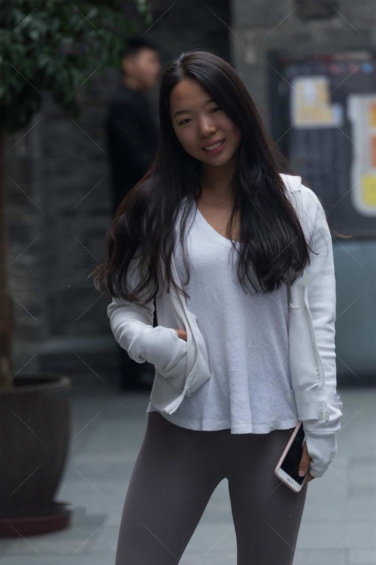 修身长裙 深灰色修身长裙,上身舒适,时尚大气