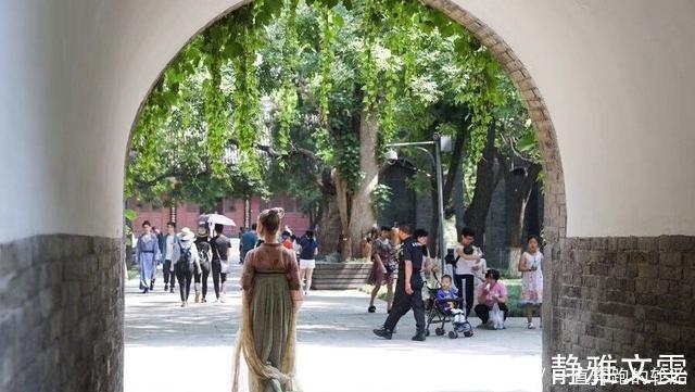 胡人!外国也有“汉服热”,当外国人穿上中国汉服,像是胡人,很惊艳