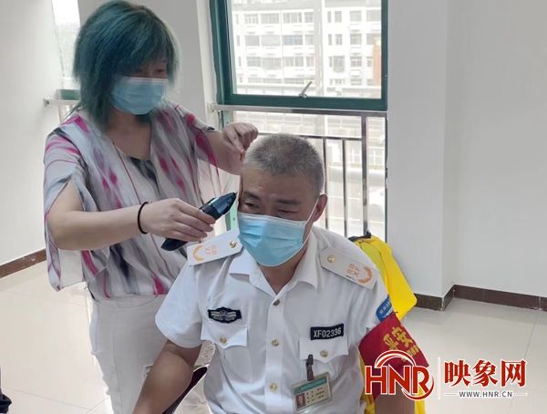 工作室|郑州一对爱心理发师上“门”为志愿者和值守人员理发