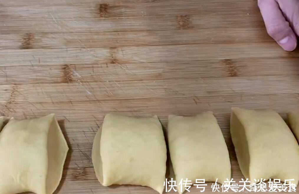 豆沙卷|想吃面包不用买了,4个鸡蛋一碗面,做出来的面包又拉丝又暄软