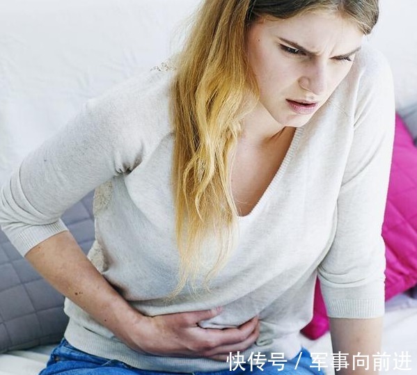 阿姨|45岁阿姨便秘半年,一查是肠癌晚期,身体出现3个症状,要小心