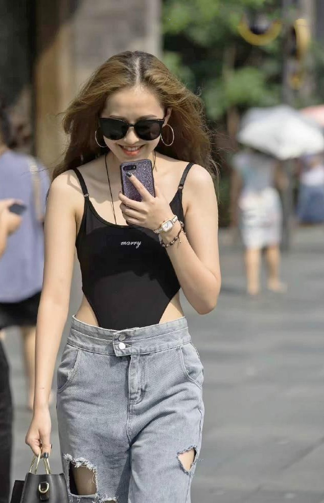 连体衣|连体衣加牛仔裤迷人“腰线”,这样穿也太潮了