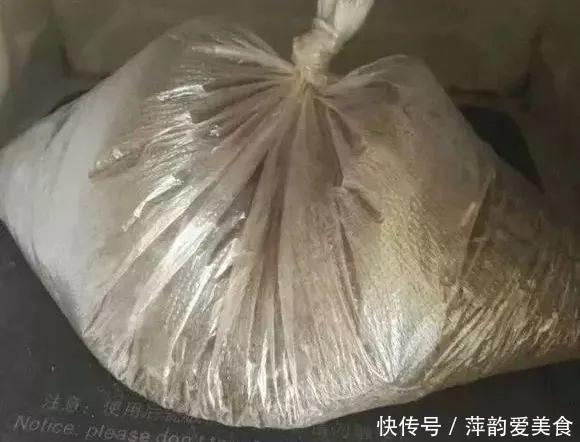 路边捡点它,开水一烫扔盆里,养花10年不烂根!