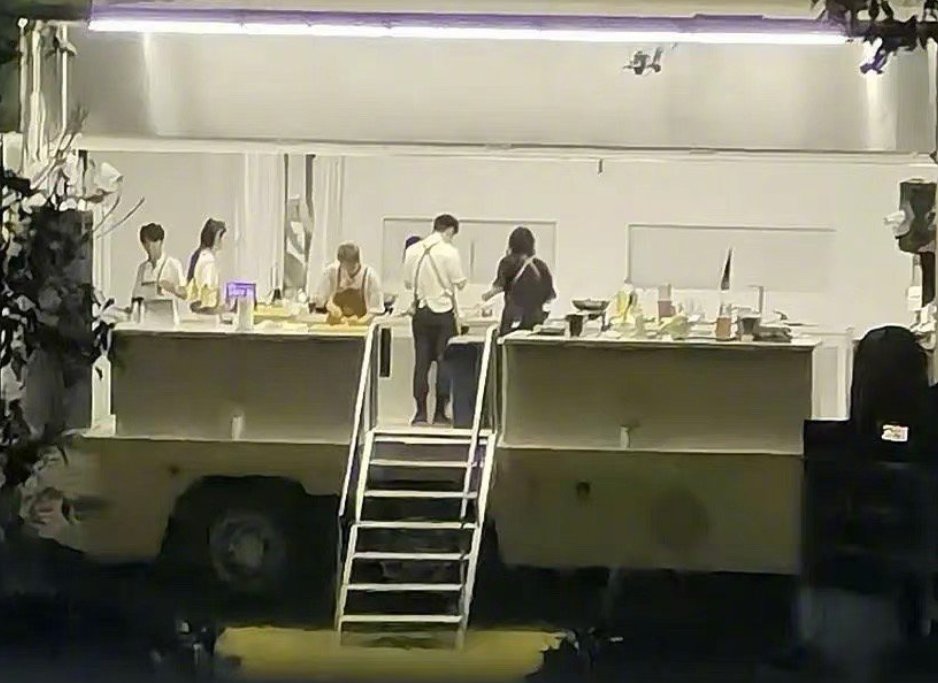 中餐廳|《中餐廳5》嘉賓出行，錯位視頻下，黃曉明好像親了龔俊一口