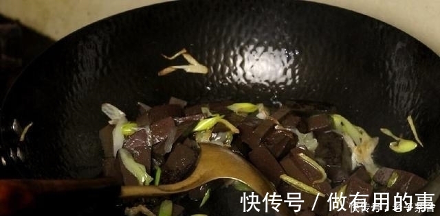 线椒|猪血和此菜才是绝配，5块钱炒一盘，补铁助消化，我家一周吃2次