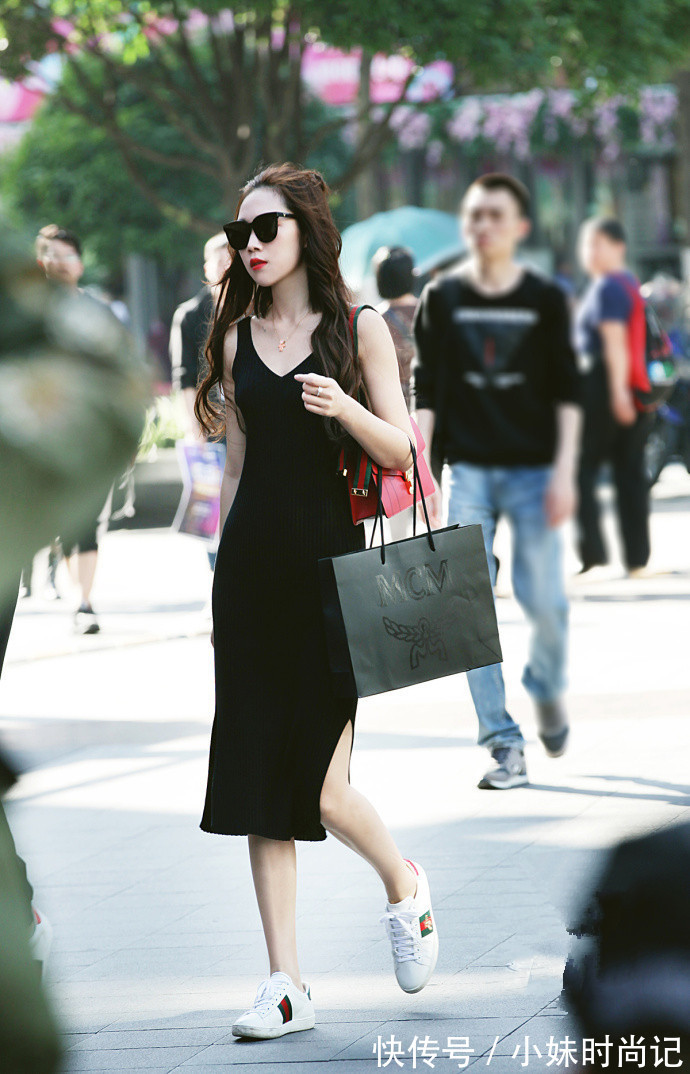 街拍 重庆街拍,粉色的长款卫衣裙舒适又随性,简约有型又有范!