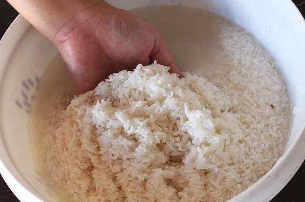 焖米饭时,直接加水是大错特错牢记3点,米饭更香软,粒粒分明