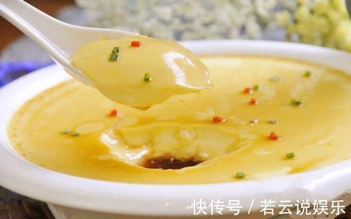 蒸鸡蛋时，千万别加水就蒸！这个诀窍，鸡蛋比豆腐脑还要嫩！