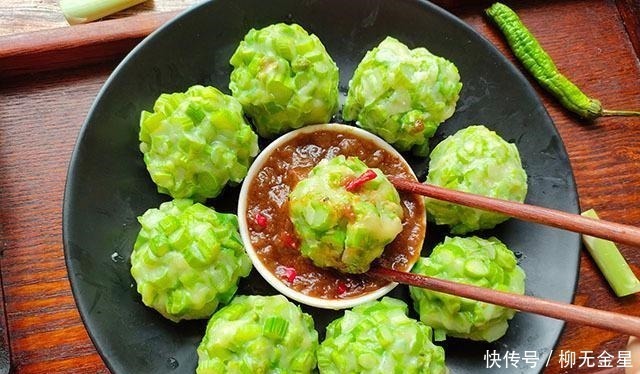 小饼|夏季多给孩子做这个吃,食材拌匀团成饼,上锅蒸一蒸,好吃营养高!