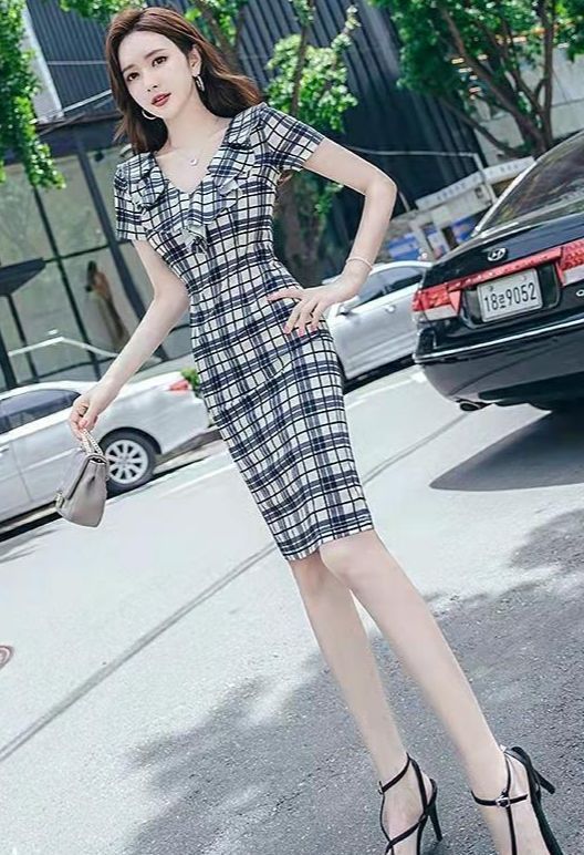 包臀裙 优雅气质的荷叶边包臀裙,V领格子的短袖连衣裙,立体感十足!