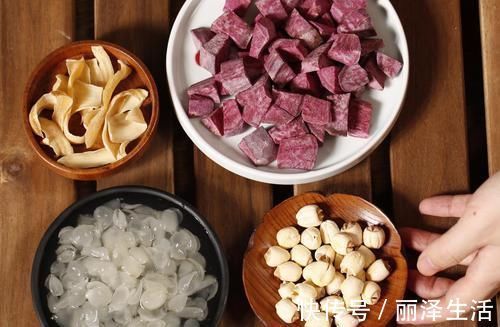 养颜|小姨常喝这碗汤，富含胶原蛋白，养颜瘦身显年轻，40岁像20岁