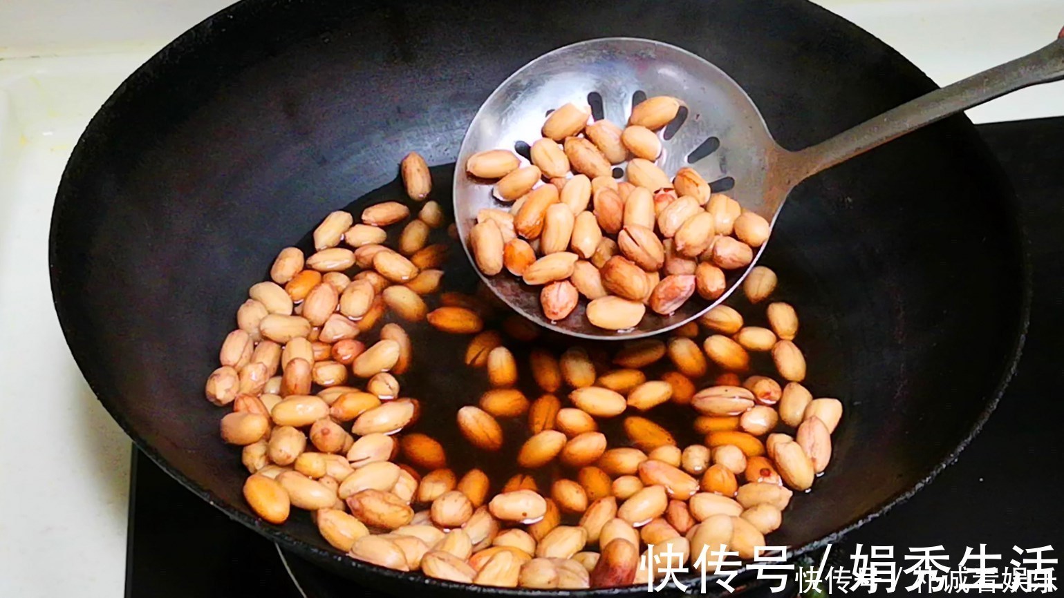 腌黄瓜,最忌直接加盐,难怪黄瓜不脆不入味,大厨如此做才对