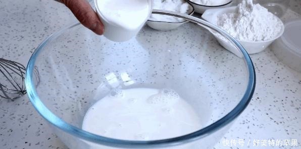 广式甜点“芒果糯米糍”,比雪媚娘制作简单,奶香浓郁,软糯拉丝