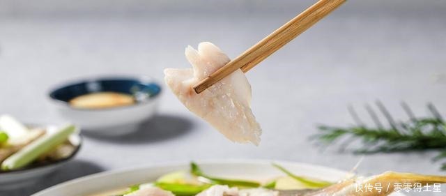 清蒸鱼时,不要放食盐和料酒,教你正确的方法,鱼肉鲜香又滑又嫩!