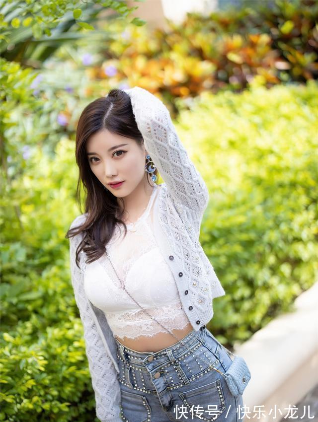 小姐姐 蕾丝背心搭配镂空针织衫配上小脚牛仔裤,小姐姐看上去时尚又可爱