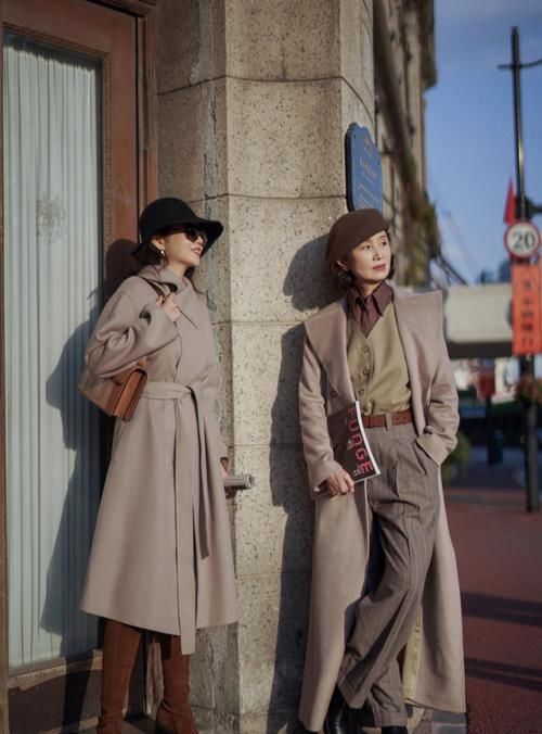 大衣穿出“无与伦比”的高级感!学三木博主,用色彩和配饰来加分