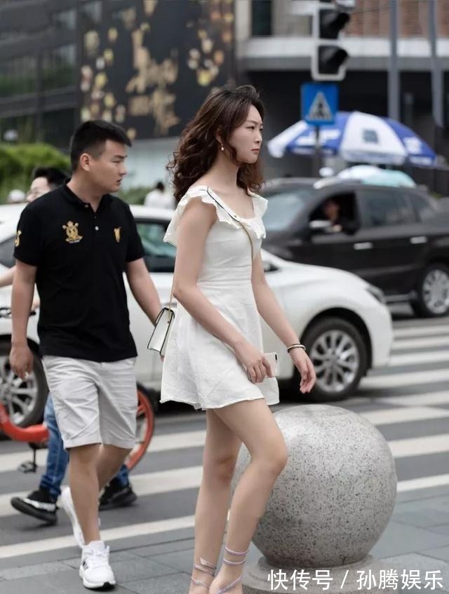 娃娃衫 美女搭配尖头的高跟凉鞋,提升了穿着的舒适感,精致又十分的美观