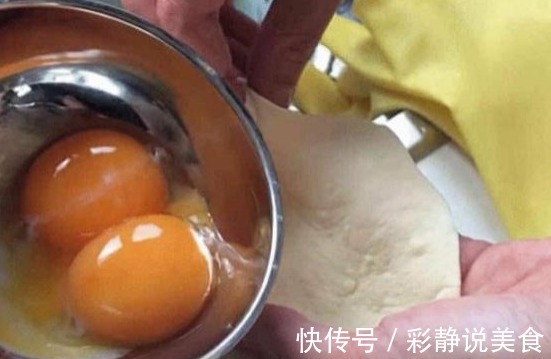 网上很流行的“蛋黄包”，老婆尝试蒸了一锅，切开后“懵”了