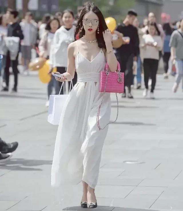 露背 气质出尘脱俗的小姐姐,一身露背长裙仙气十足