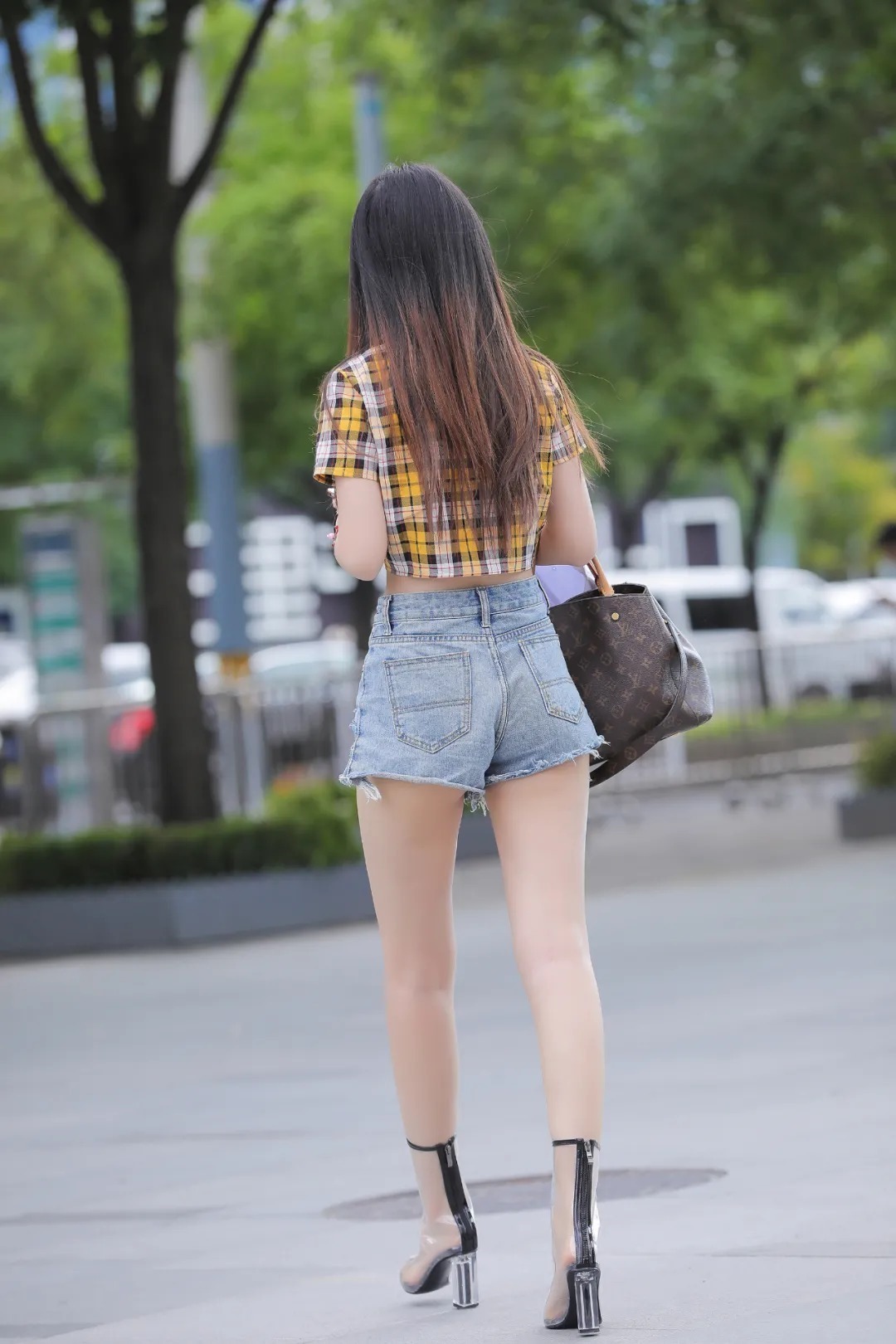 女生|时尚街拍组图:长发飘飘的时尚女生