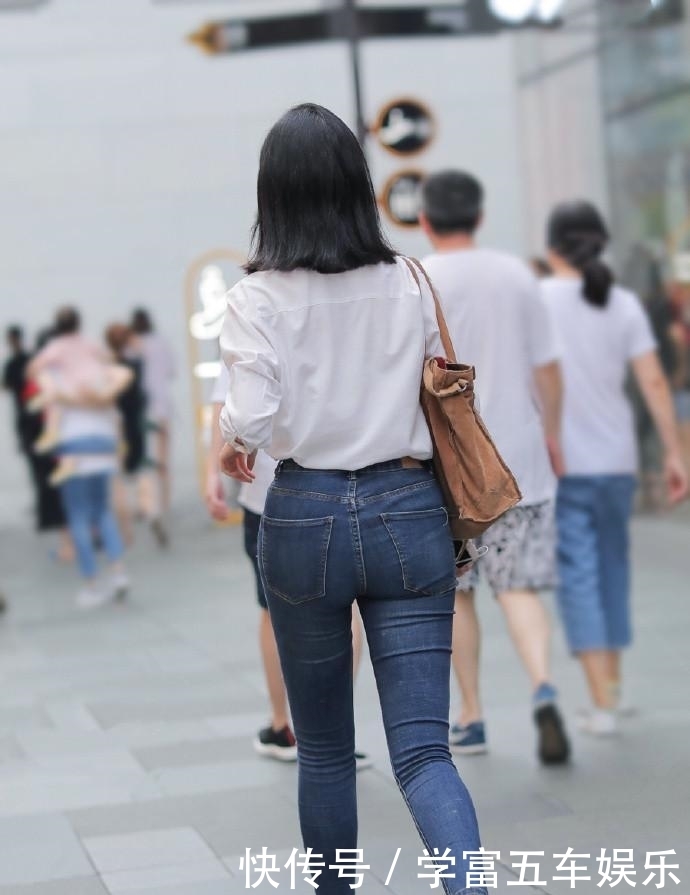 白色衬衣是最简单、最时髦的穿搭单品，干净、简洁