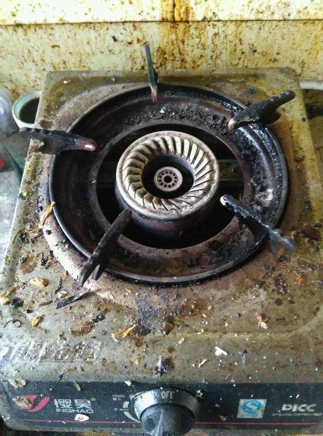 燃气灶一天不擦满是油污，怎么做到干净无油污，听过来人好方法