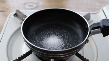 奶油焦糖布丁，1袋牛奶和少许糖，锅里简单一煮就成功