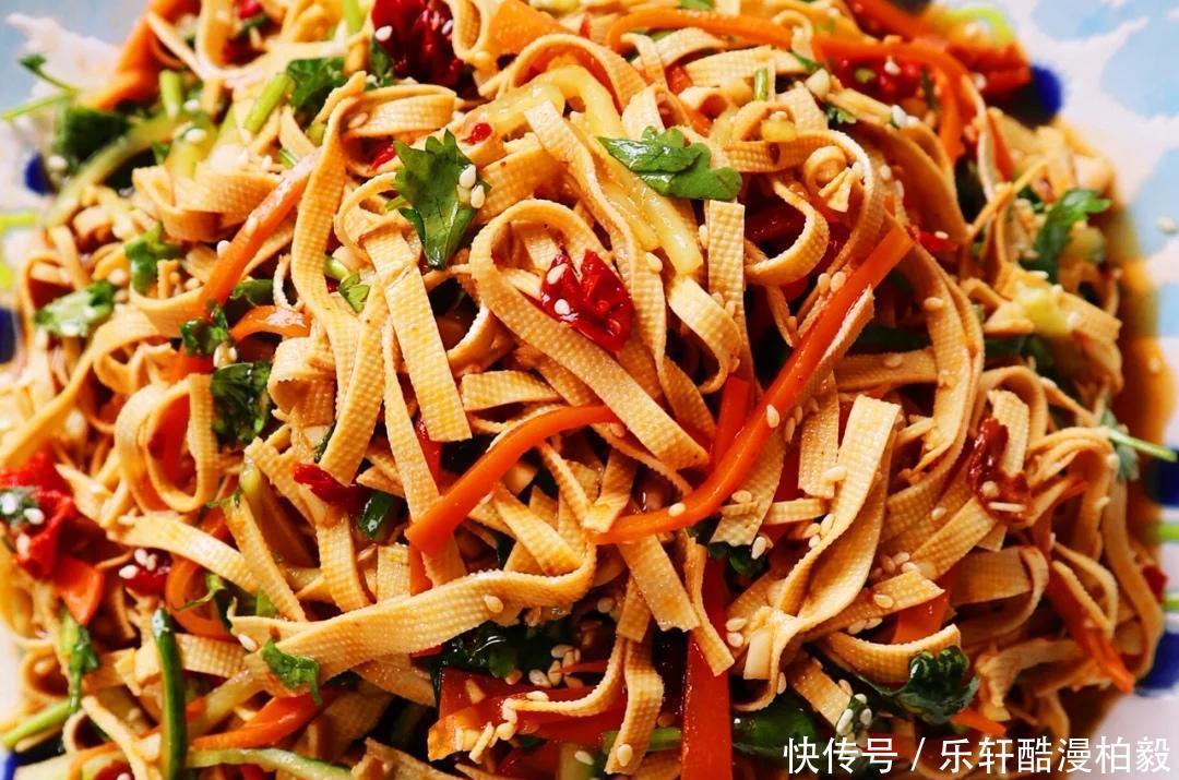 年夜饭凉菜推荐麻辣口水鸡，皮蛋拌豆腐，凉拌千张胡萝卜黄瓜丝