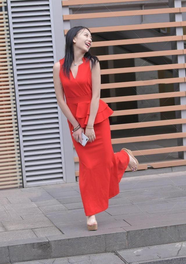 字裙 连衣裙的穿搭各具特色,青春风采尽情绽放,舒适又快乐