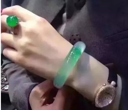 玉镯|手镯戴的对,年轻20岁,中国女人一定要有一只玉镯!