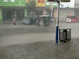 |搞笑GIF：女生喝多了什么都做的出来，她最后那几下是什么意思？