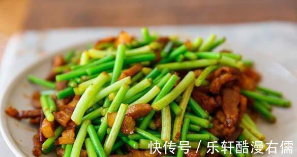 做蒜苔炒肉，焯水时别忘了这2样，蒜苔翠绿鲜嫩，又香还入味