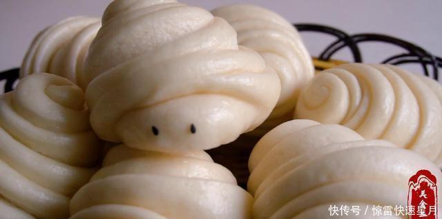 分享|蒸花卷时,和面别只放水和酵母粉,分享技巧经验,松软亮白不发硬