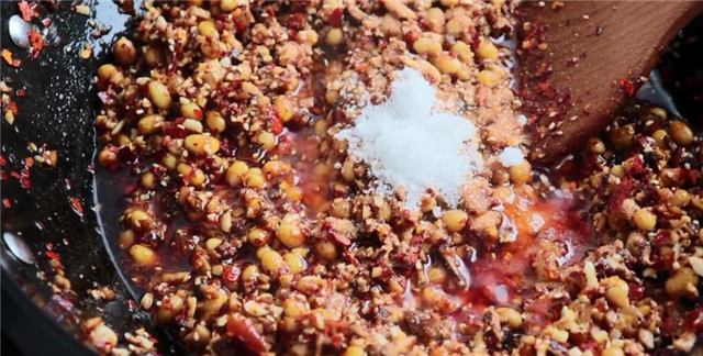 想吃香菇酱不用出去买，在家就能做，鲜香下饭，拌面夹馒头都好吃！