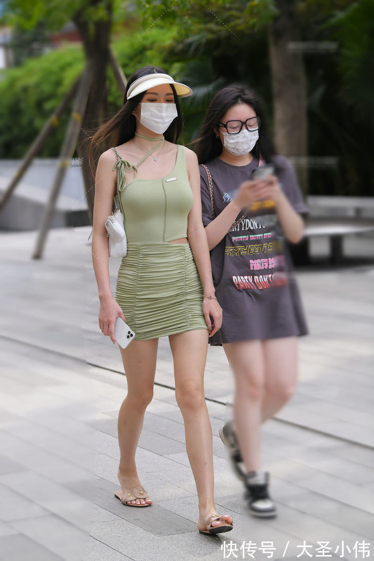 西装外套|美女街拍:搭配西装外套和短靴,不仅增加保暖效果,还提升时髦气质