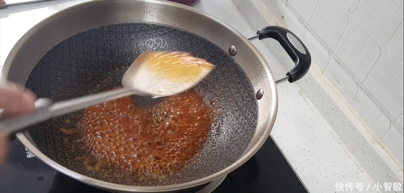 方法|油焖大虾不要直接闷,按小鱼的方法做,又鲜又嫩,还没有腥味