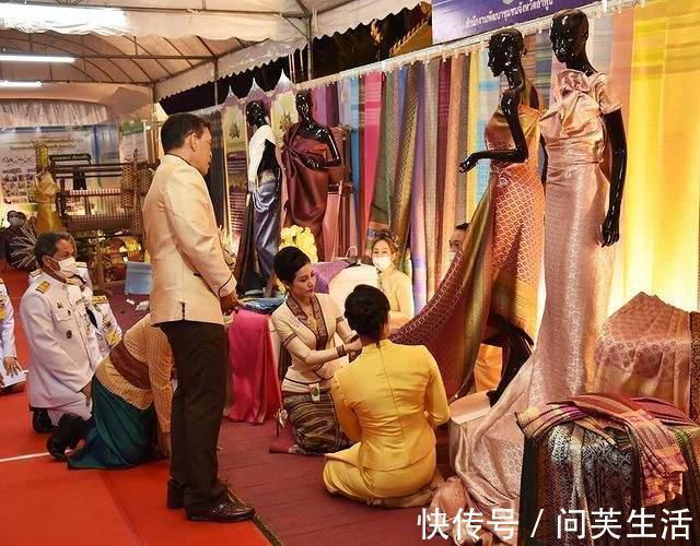 苏提达王后@诗妮娜有凳子不坐非得跪泰王身边!卑微得让人心疼,难怪苏提达输