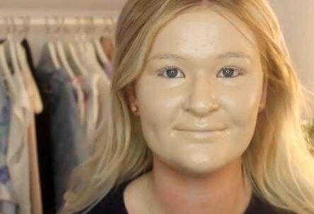 化妆 一美女爱化妆,一次往脸上涂满一百层粉底液,结果令人不忍直视了