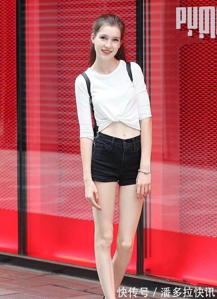 穿搭 白色上衣搭配黑色迷你牛仔裤,就是这么简单百搭,怎样穿都是好看