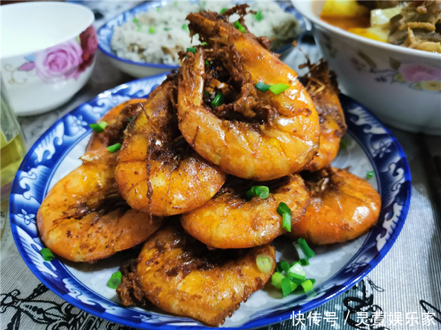 放假家里来客人,媳妇特意做一桌家乡菜招待,上桌后停不下筷子!