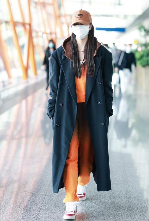 黑色大衣怎么穿美？搭阔腿裤大气优雅，配运动裤舒适有型，都好看