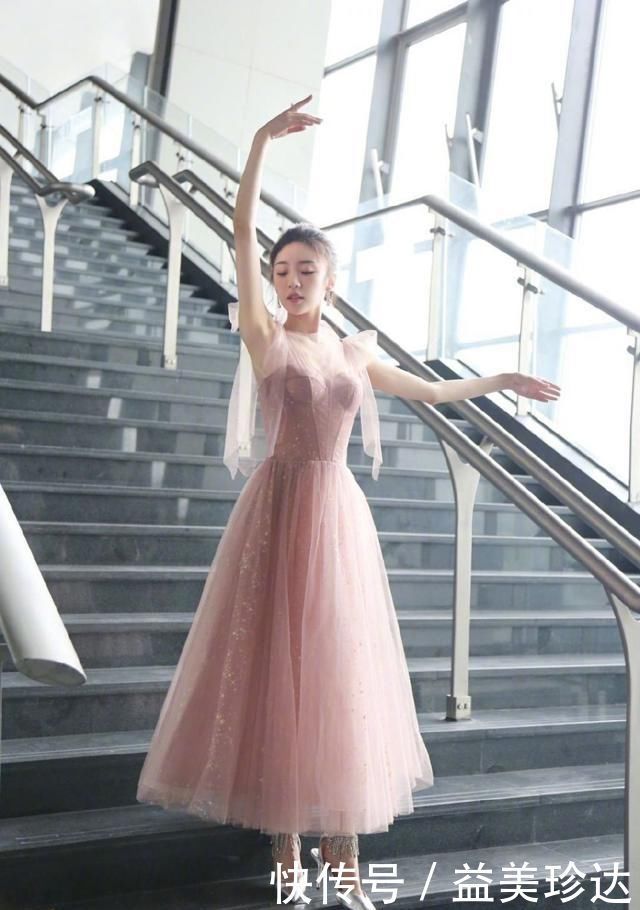 张月演绎芭蕾舞精灵,身穿一袭粉色纱裙优雅动人