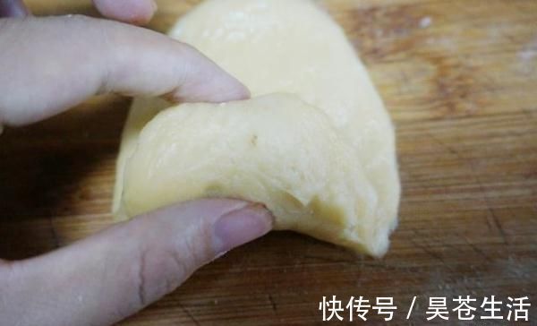 面粉别再蒸馒头了，不用一滴水，不用烤箱，在家做松软早餐面包