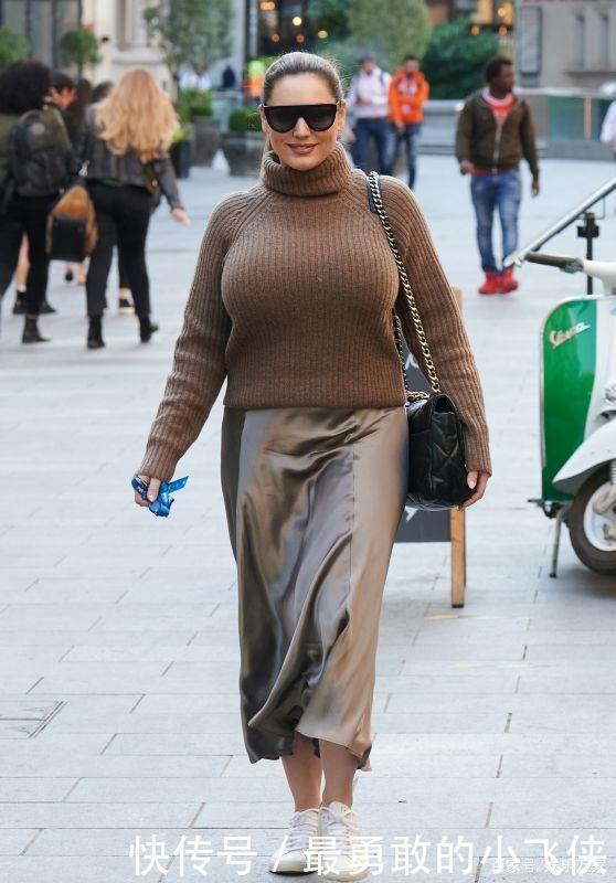 凯莉·布鲁克穿长袖针织毛衣搭亮面裙秋意满满,墨镜白鞋休闲十足