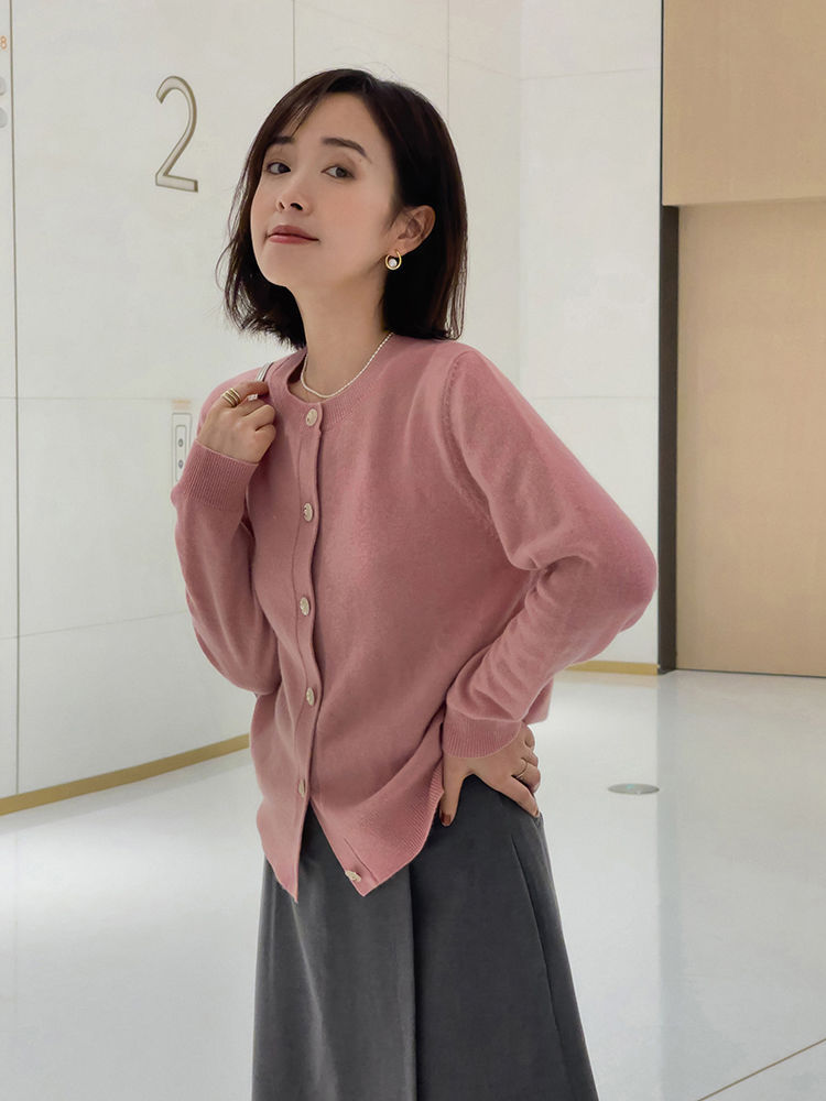 针织开衫 秋冬,怎么穿针织开衫更美?搭配上牛仔裤或者半身裙,温柔又优雅