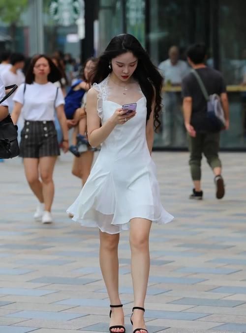 长裙 一条美丽的长裙，穿着它走过诗意的雨巷，感受秋日的灵动与秀美