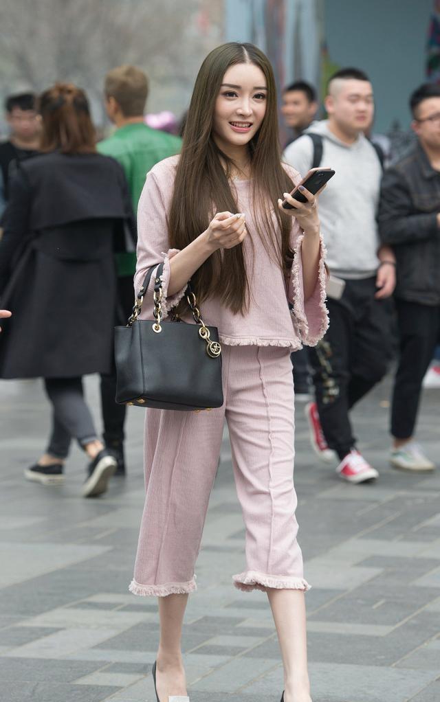 休闲|衣着朴素而有气质的垂饰,夏季旅游时穿着,休闲搭配也很流行