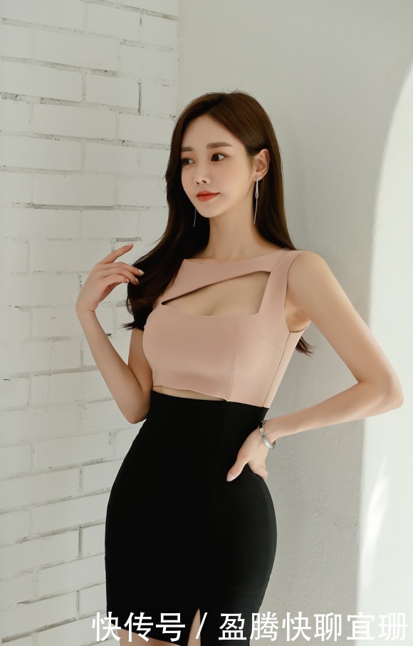 雅致|晴天美图:孙允珠,玲珑淡粉果甜缀领雅致包臀裙