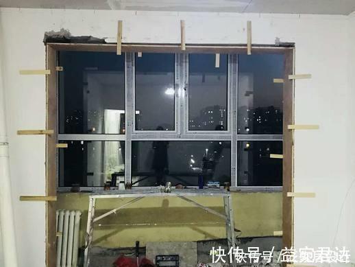物业|楼上装修，直接把飘窗砸了包进客厅，物业看了不罚款却夸真好看！
